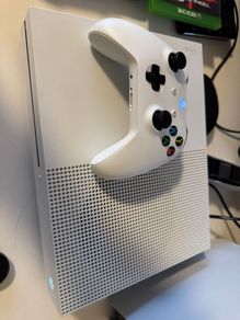 Xbox One S 500gb with genuine controller