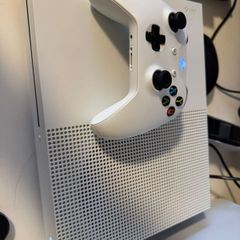 Xbox One S 500gb with genuine controller