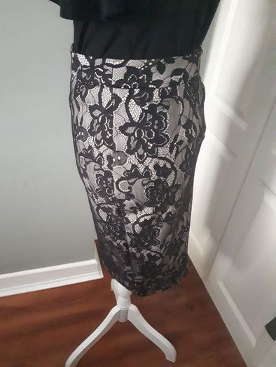 Beautiful Fitted Black Lace Look Floral Pencil Skirt (Size 8)