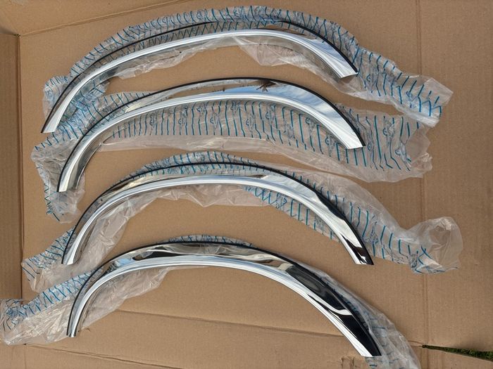 Mercedes Benz W124 Chrome Arch Set