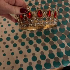 Crown dress up