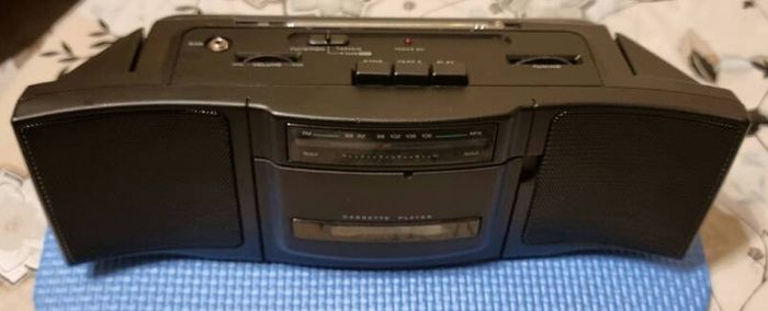 Radio cassete player, works perfect only with battery, see the pictures, China.