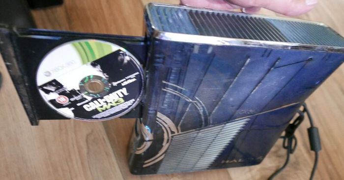 Xbox360 250GB - special edition - Halo4 +1Pad (one game)