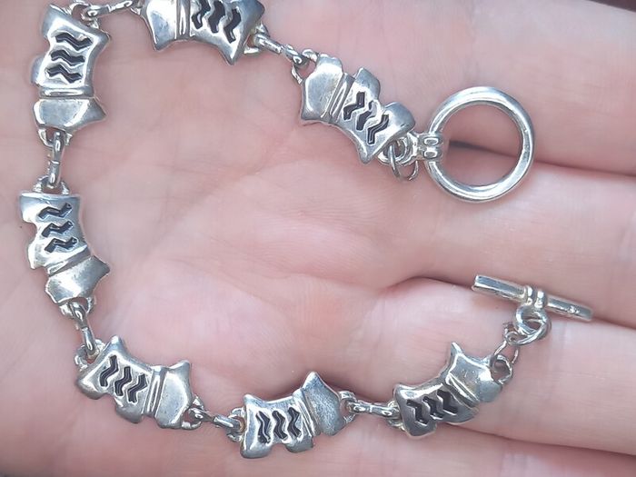 Vintage jewelry is sold individually for 5 to 10 euros