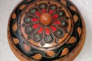 Wooden Lidded Keepsake Box. Diameter 6 inches.