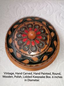 Wooden Lidded Keepsake Box. Diameter 6 inches.