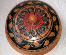 Wooden Lidded Keepsake Box. Diameter 6 inches.