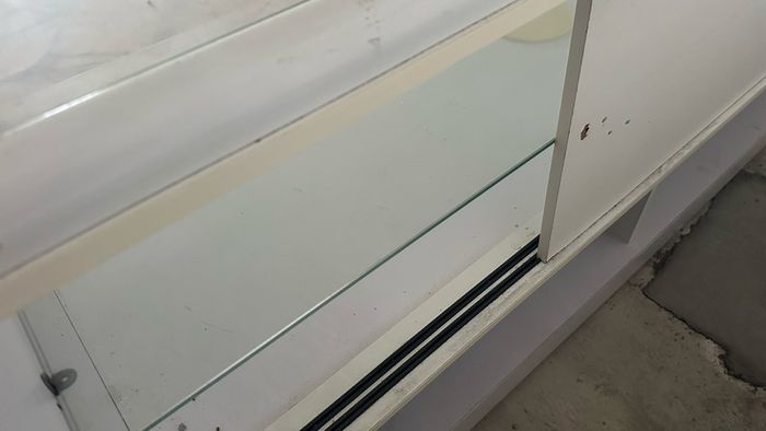 Shop glass counter unit