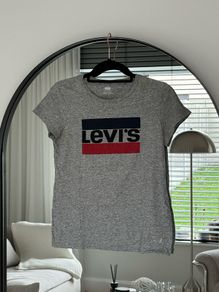 Levis gret tee shirt