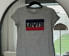 Levis gret tee shirt