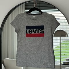 Levis gret tee shirt