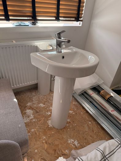 Complete Bathroom Suite Set 2 Years Old) AUCTION STYLE