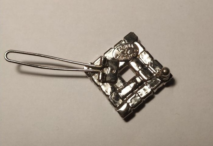 Beautiful Tarina Tarantino Crystal Hair Clip
