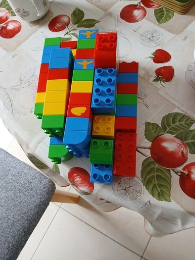 children building blocks