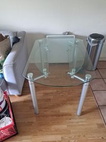 Extending glass table