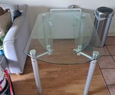Extending glass table