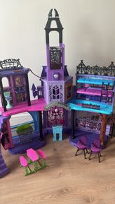Monster high house with 5 dolls and all accessories