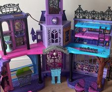 Monster high house with 5 dolls and all accessories