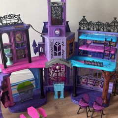 Monster high house with 5 dolls and all accessories