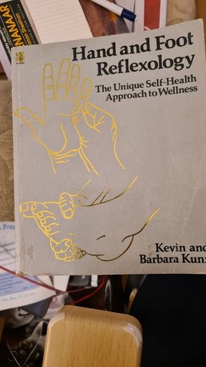 Hand And Food Reflexology. By Kevin And Barbra Kunz. The Unique Self-health Approach To Wellness. Large Volume Paperback In Good Condition.