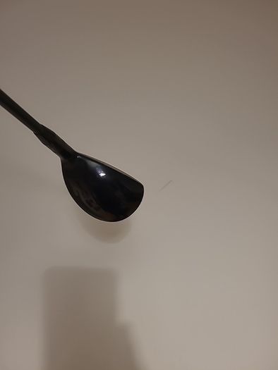 Titleist 910 - 17 degree hybrid. X shaft
