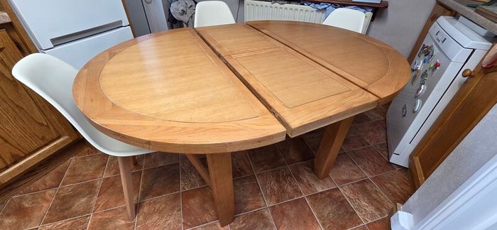 Extenable kitchen Table and four chairs