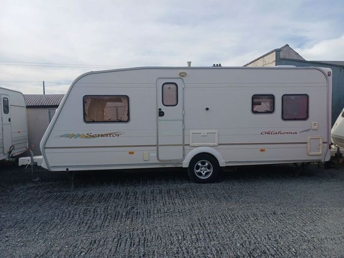 2005 bailey senator caravan fixed bed