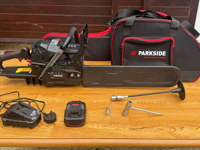 electric chainsaw