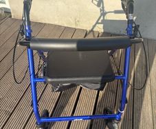 4 Wheeled Rollator with Seat - De Vilbias