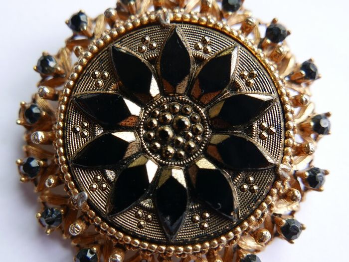 Antique Beautiful Florenza Goldtone Gilt Jet Art Brooch Pin