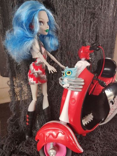 : Monster High Ghoulia Yelps & Scooter Playset