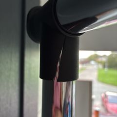 Height adjustable clothes rail