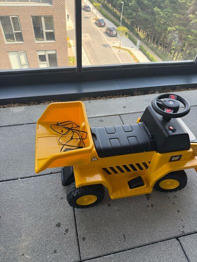 Cat electric ride on dumper truck