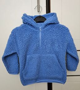 Long-Sleeve Hoodie in blue.