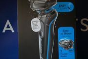 Braun Series 5 electric shaver with precision trimmer wet &amp; dry brand new