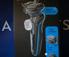Braun Series 5 electric shaver with precision trimmer wet & dry brand new
