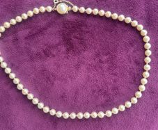 Lovely Quality Hand Strung Pearl Necklace