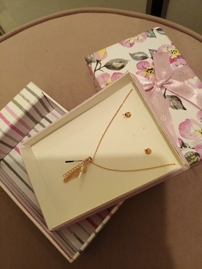 Rose gold earrings and pendant