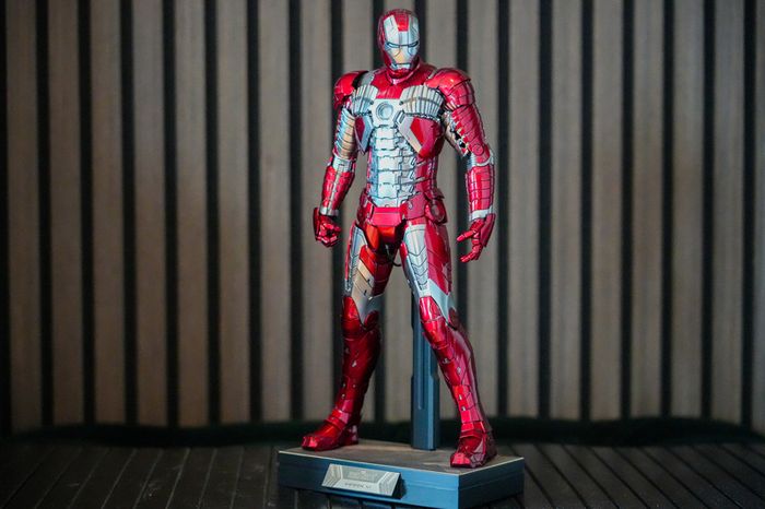 Hot Toys Iron Man Mark V - MMS400-D18 - Diecast - 1/6 Scale