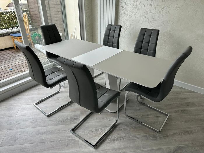 Linda extendable dining table with chairs