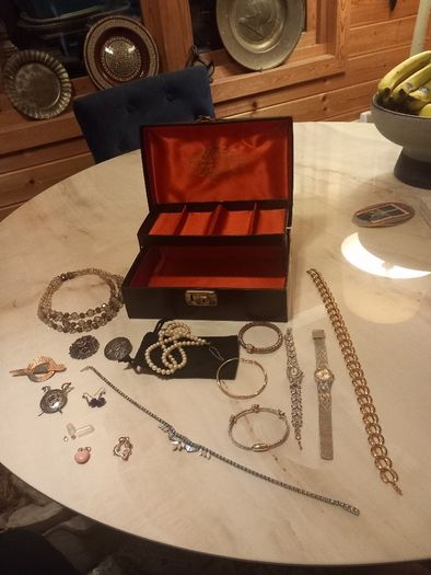 Jewellery box plus contents, D18 post 10e