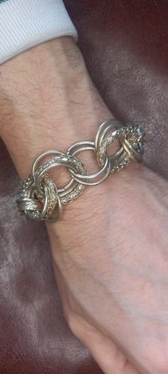 Vintage jewelry is sold individually for 5 to 10 euros