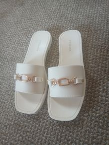 Women's slip-on flip-flops size 6