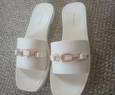 Women's slip-on flip-flops size 6