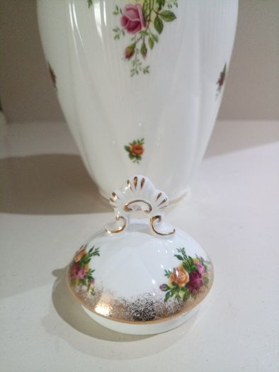 CHELSEA VASE 22cm 8.75" Royal Albert Old Country Roses Bone China