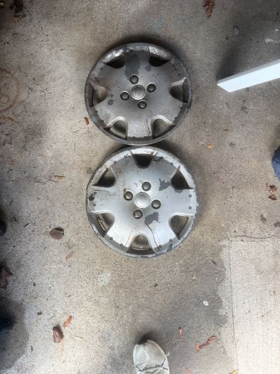 4 hubcaps from a Pugeot 206
