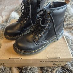 Girls dr martens