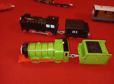 Thomas and friends motorised train characters 8 working,8 not working or push along trains with extra carriages