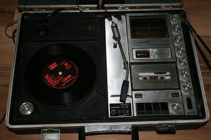 Vintage Sanyo Portable Briefcase Stereo Music Centre MODEL G - 2615N (in working order)