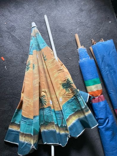 Beach windbreakers & parasol